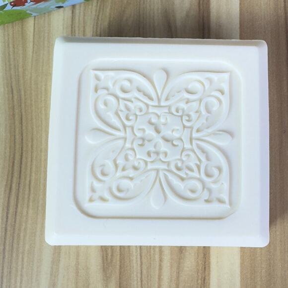 White Snow Luxurious Soap 5.3 oz (150g) Made USA Rich & creamy delightful scent - Picture 5 of 12